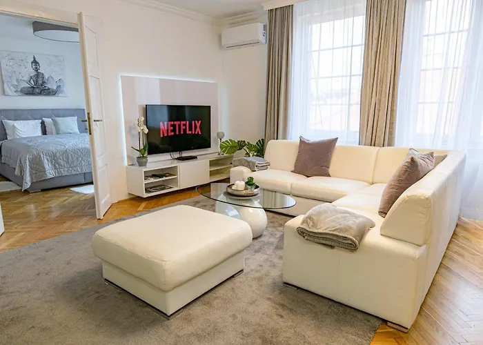 アパート Budacastle Panoramic Luxurious Family Apt, Free Parking Included