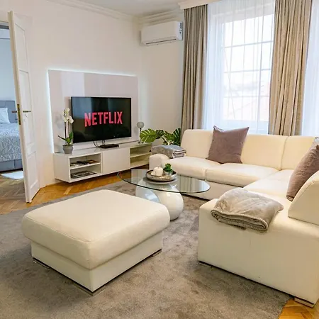 Apartment Budacastle Panoramic Luxurious Family Apt, Free Parking Included