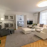 Budacastle Panoramic Luxurious Family Apt, Free Parking Included Appartement