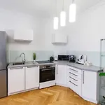 Budacastle Panoramic Luxurious Family Apt, Free Parking Included *