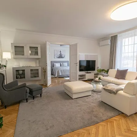 Budacastle Panoramic Luxurious Family Apt, Free Parking Included Appartement